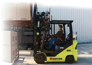 Chariots élevateurs frontaux à gaz Clark S25D