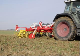 Cultivateurs Pöttinger Synkro 3030 nova