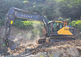Excavatrice sur chenilles Volvo EC230F L
