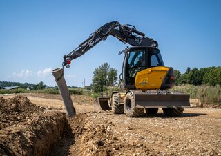 Excavatrice sur pneus Mecalac 15MWR