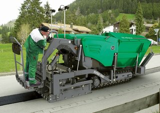 Finisseurs de chaussée sur chenilles Vögele Super 700i