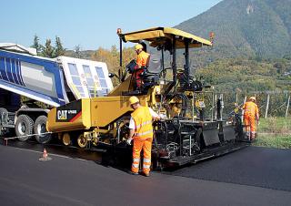 Finisseur d'asphalte sur roues Caterpillar AP600D