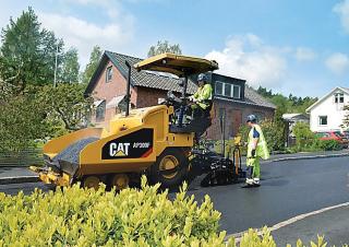 Finisseur d'asphalte sur roues Caterpillar AP300F