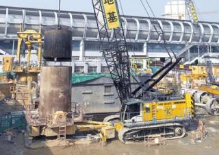 Grues à chenilles - flèche treillis Liebherr HS 8130