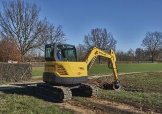 Excavatrice sur chenilles New Holland E60C