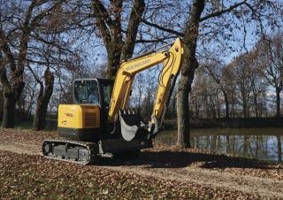 Excavatrice sur chenilles New Holland E60C