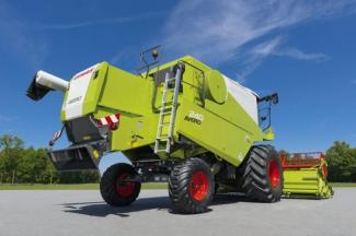 Moissonneuse-batteuses Claas Avero 240