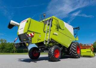 Moissonneuse-batteuses Claas Avero 240