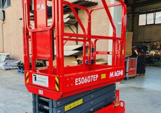 Élévateurs à ciseaux Nacelles ciseaux X su roues MAGNI ES0607EP