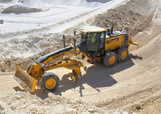 Niveleuses Komatsu GD675-7E0