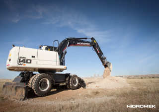 Excavatrice sur pneus Hidromek HMK 140 W