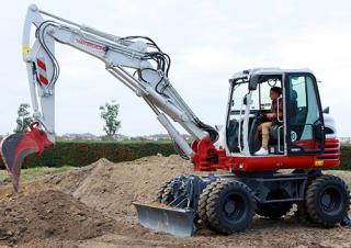 Excavatrice sur pneus Takeuchi TB 295W