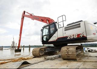 Excavatrice sur chenilles Link-Belt 250 X4 Long Front 