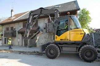 Excavatrice sur pneus Mecalac 714 MW e