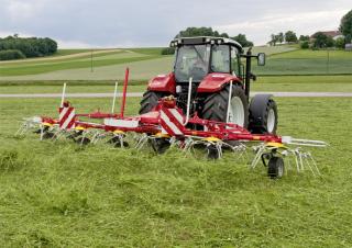 Faneuses rotatives Pöttinger Hit 6.80
