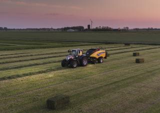 Presses de grandes balles + à haute pression New Holland BB 890 PC Plus