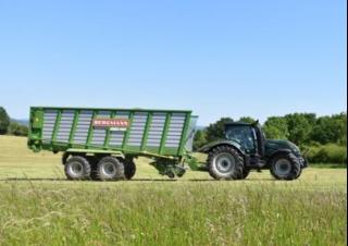 Remorques autochargeuses d'ensilage L. Bergmann Carex 410 S