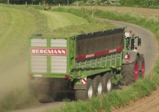 Remorques autochargeuses d'ensilage L. Bergmann Shuttle 490 S