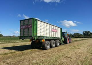 Remorques autochargeuses d'ensilage L. Bergmann Shuttle 940 S