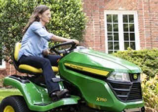 Tondeuses à gazon autoportées et tracteurs de jardin John Deere X330