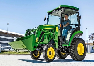 Véhicule Véhicules communaux multi-usages à diesel diesel John Deere 2032 R