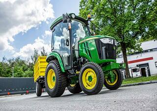 Véhicule Véhicules communaux multi-usages à diesel diesel John Deere 3046 R