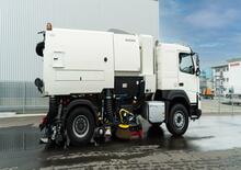Camions à double balayeur Bucher-Schörling MaxPowa V80h rear suction