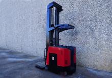 Chariots élévateurs à fourche pour allées étroites VNA RAYMOND 740R45TT