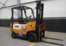 Chariots élevateurs frontaux diesel Yang FD 15 Mark 3