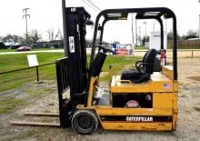 Chariots élevateurs frontaux  electriques Caterpillar FC 40