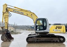 Excavatrice sur chenilles New Holland E215B
