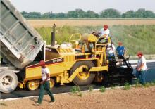 Finisseur d'asphalte sur roues Caterpillar AP800C