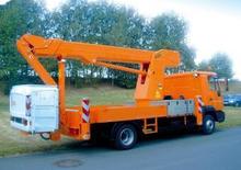 Nacelles télescopiques sur camion Bison-Palfinger TKA 22/185