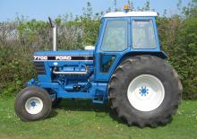 Tracteurs roues arrière Ford-NH 7700