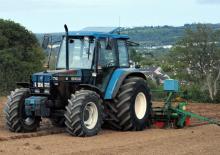 Tracteurs roues arrière Ford-NH 7740